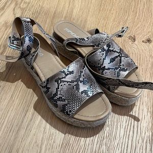 SODA women’s platform sandal, size 8.5